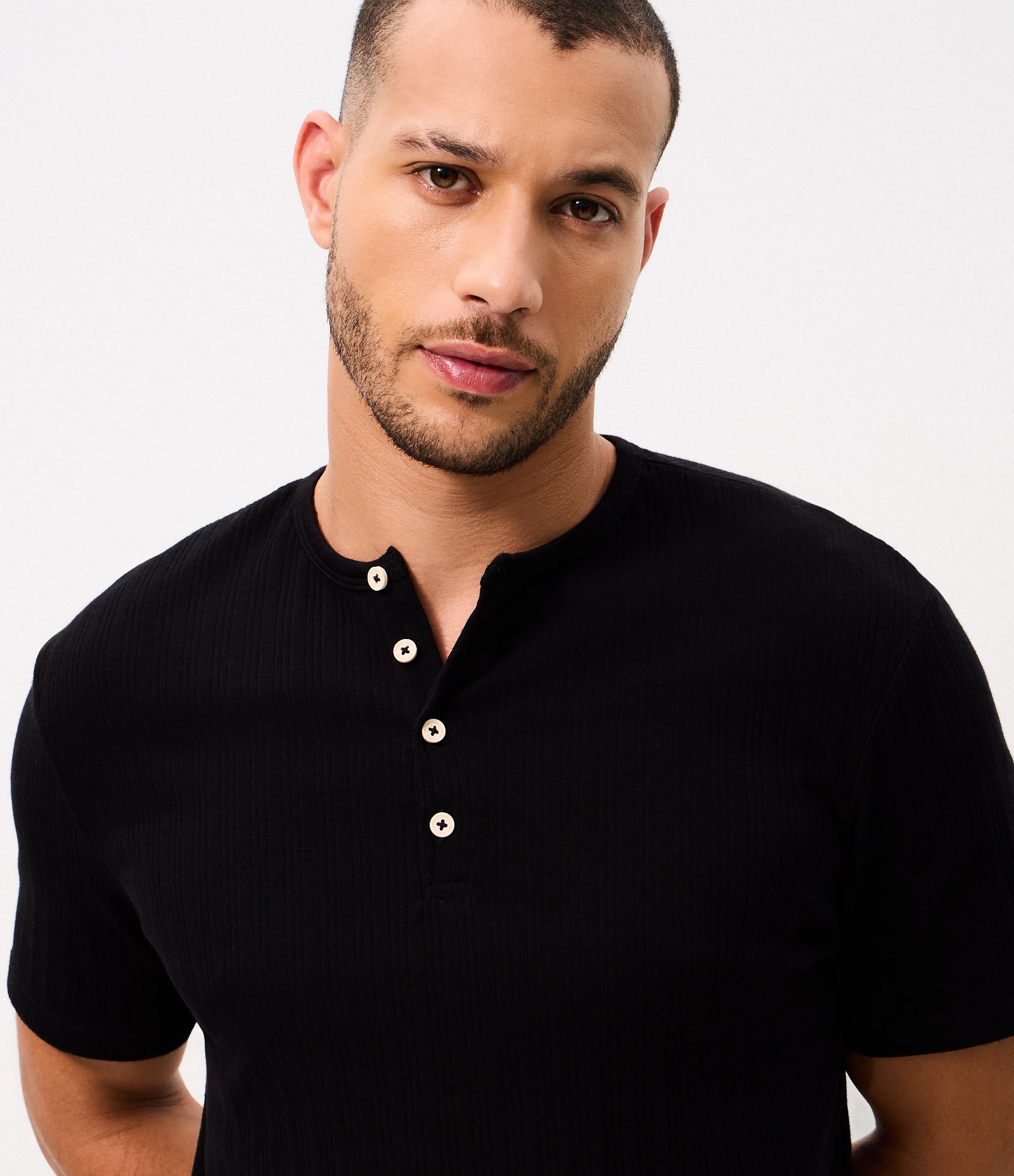 Camiseta Regular em Algodão Texturizada Henley com Botões Preto 4