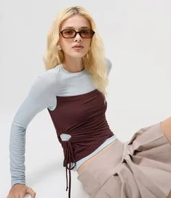 Blusa com Sobreposição Assimétrica e Recorte Lateral
