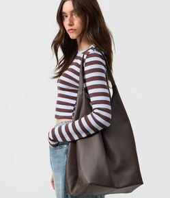 Bolsa Hobo Grande em Couro com Fechamento por Mosquetão