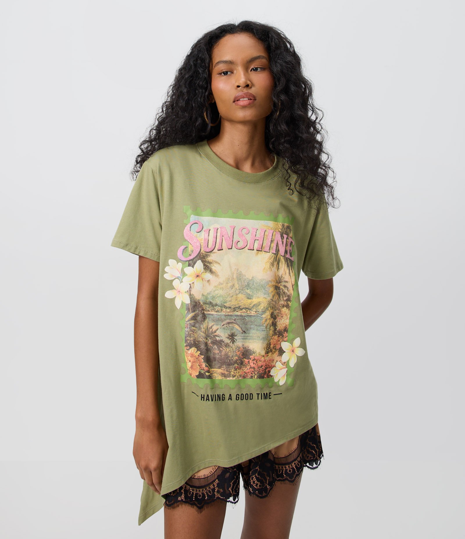Camiseta Alongada em Algodão com Estampa Sunshine e Barra Assimétrica Verde 1