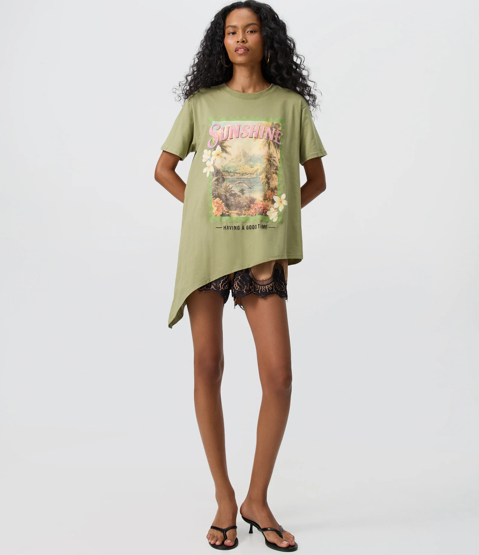 Camiseta Alongada em Algodão com Estampa Sunshine e Barra Assimétrica Verde 2