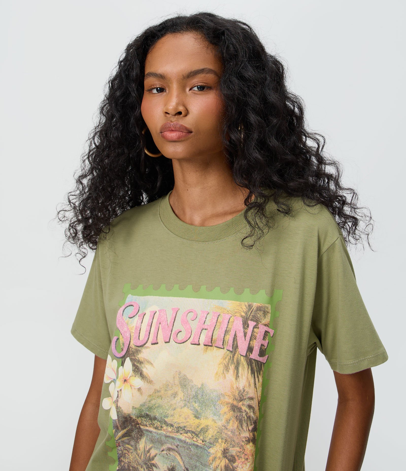 Camiseta Alongada em Algodão com Estampa Sunshine e Barra Assimétrica Verde 3
