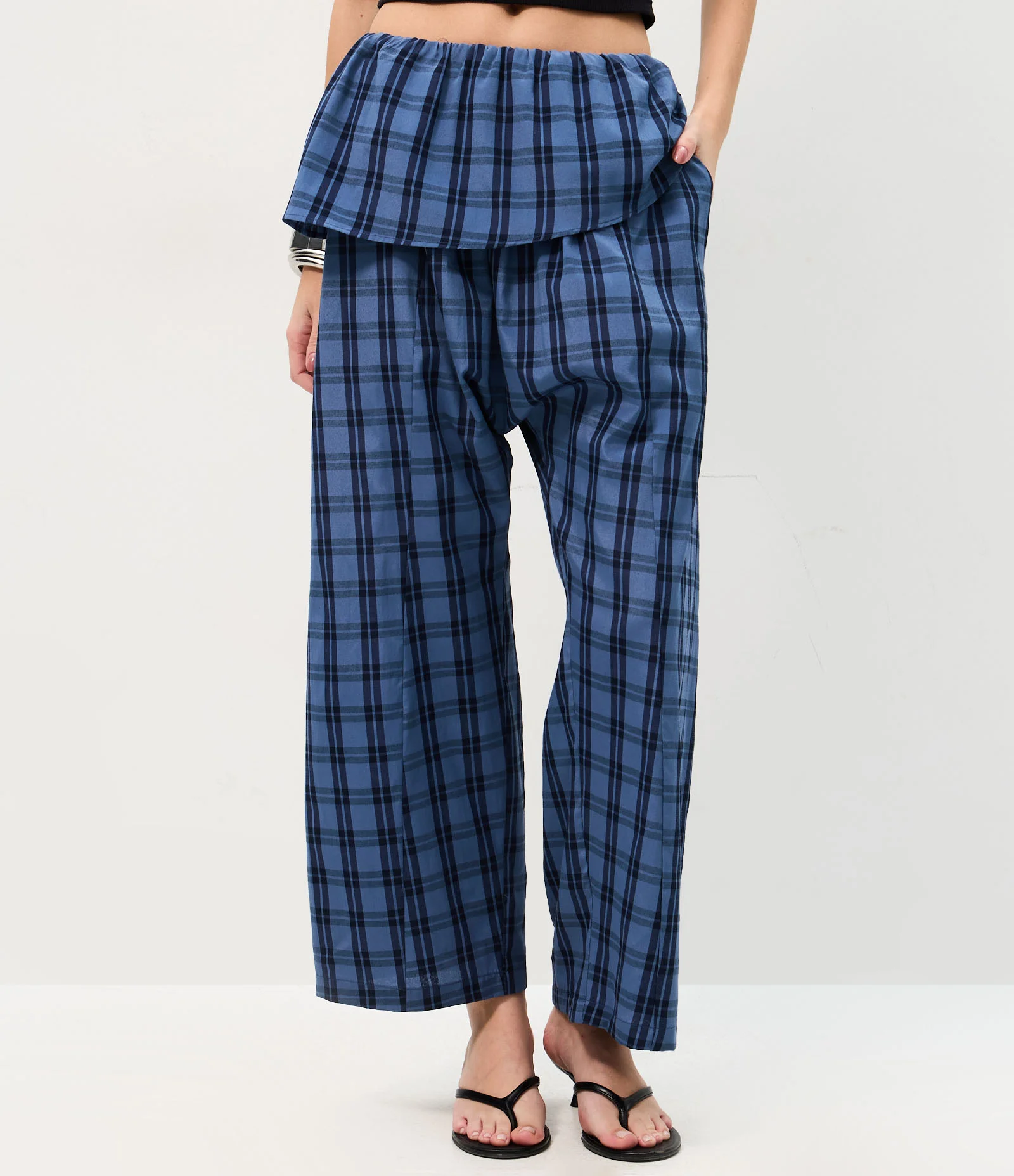 Calça Saruel Xadrez com Sobreposição Frontal Azul 2