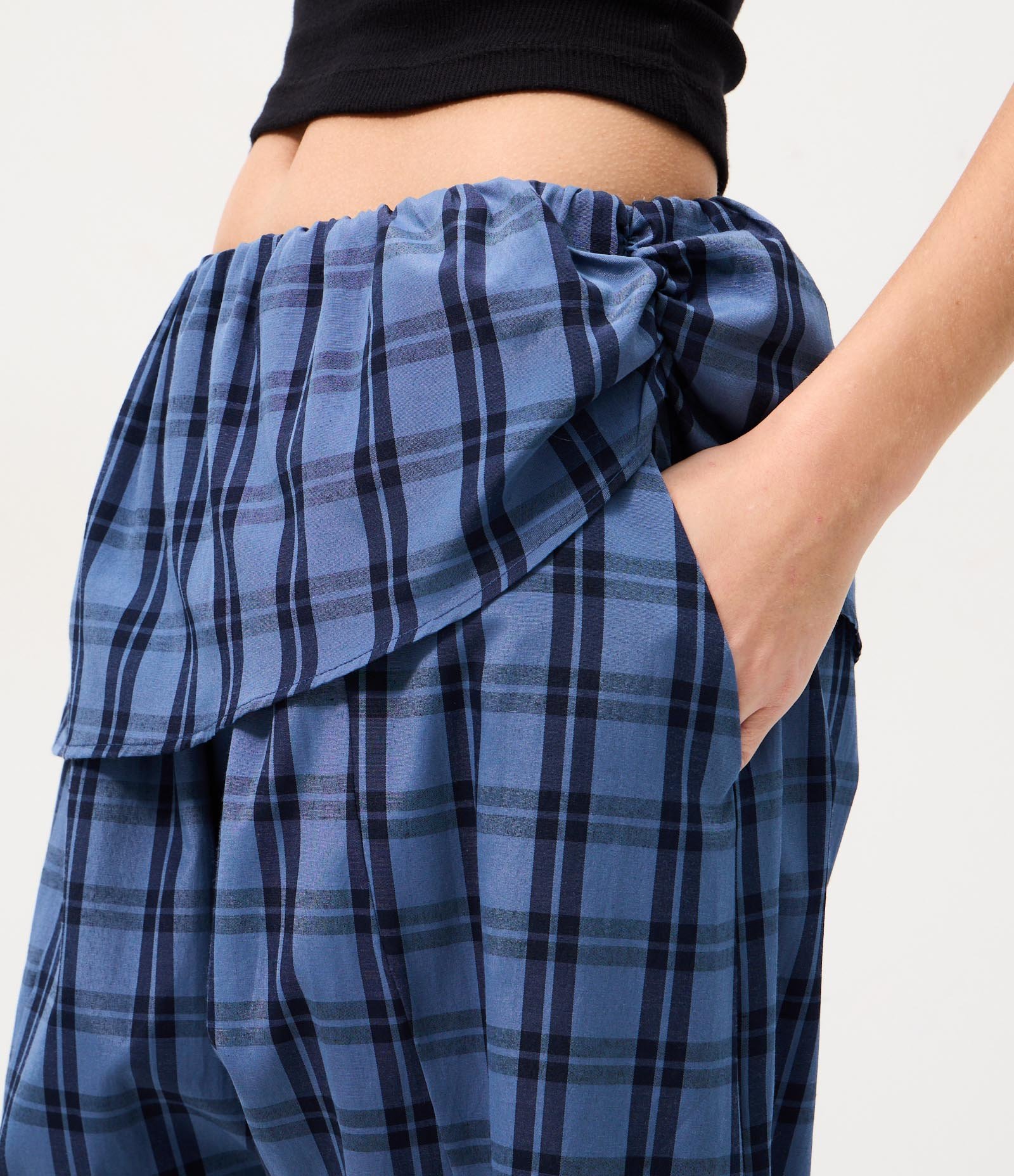Calça Saruel Xadrez com Sobreposição Frontal Azul 3