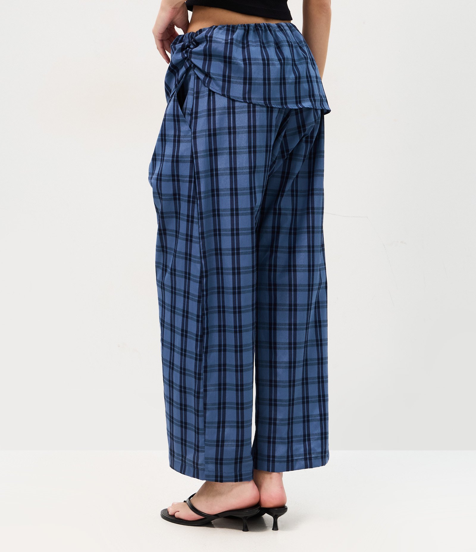 Calça Saruel Xadrez com Sobreposição Frontal Azul 4