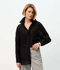 Camisa em Liocel Transparente com Bolsos Frontais