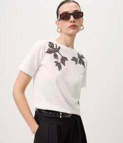 Camiseta em Algodão com Bordado Floral nos Ombros
