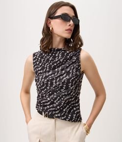 Blusa em Tule Franzido com Estampa Abstrata