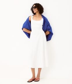 Vestido em Tricoline com Decote Quadrado e Recortes Laterais