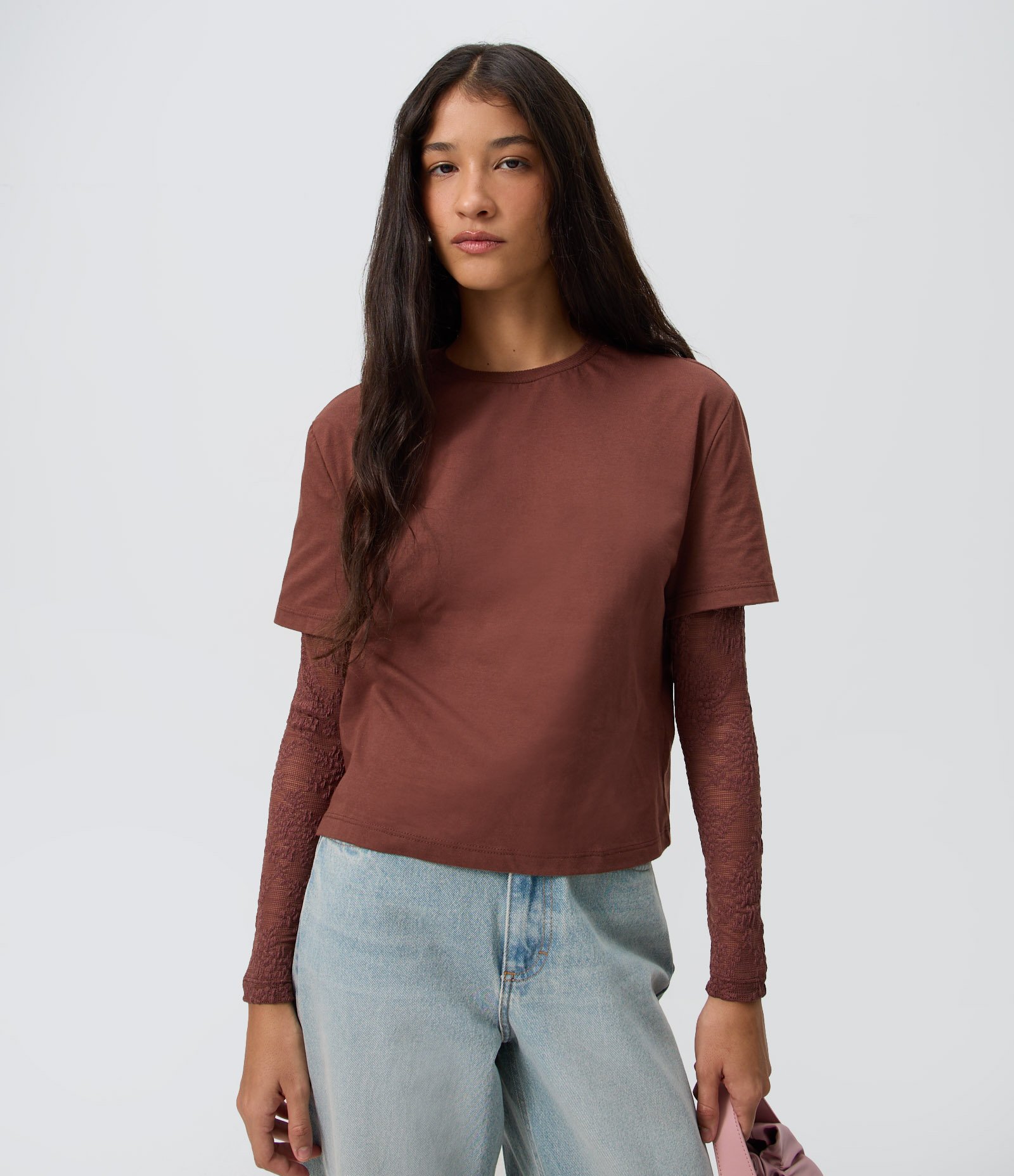 Camiseta Sobreposta com Mangas em Renda Marrom 1