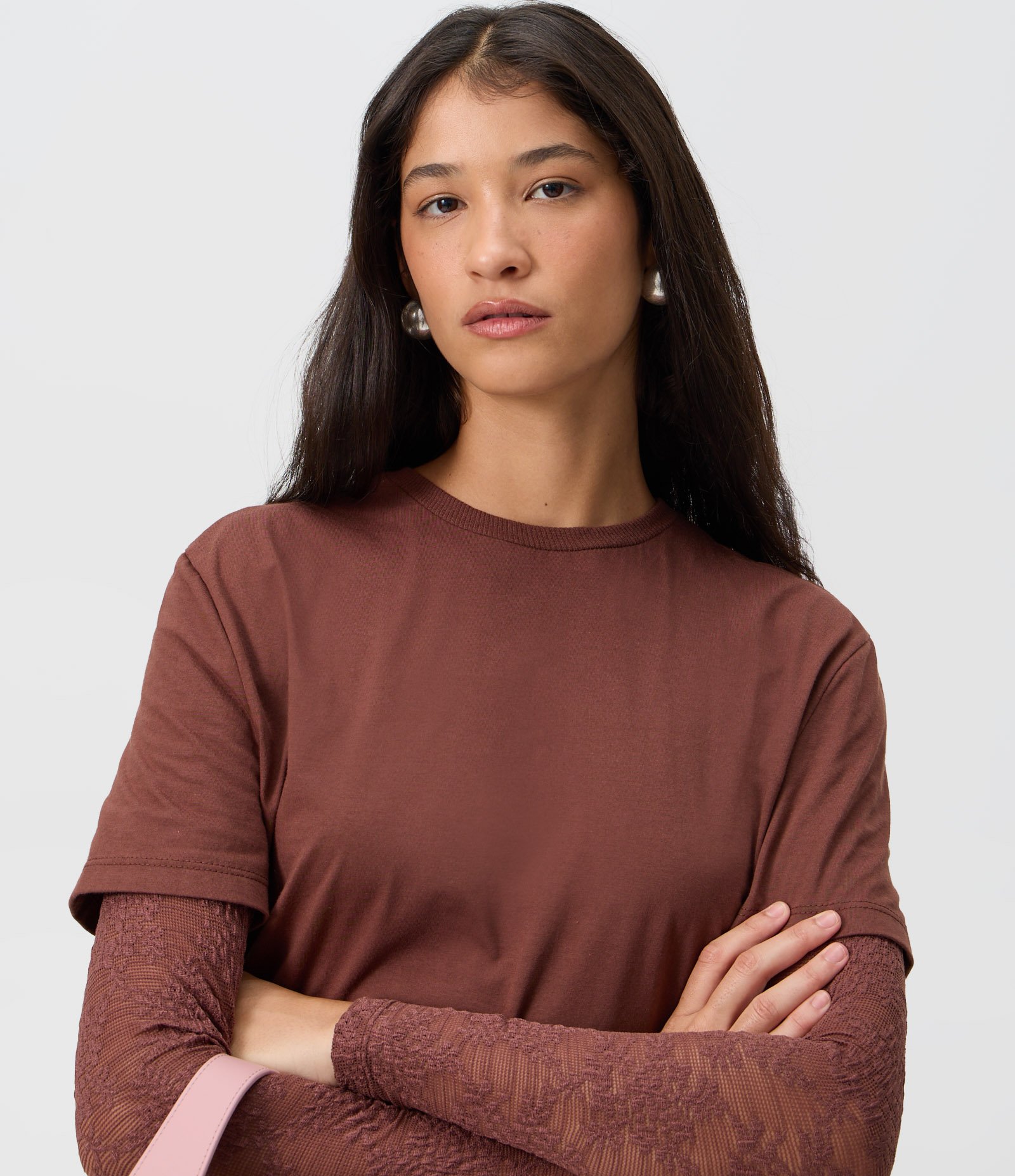 Camiseta Sobreposta com Mangas em Renda Marrom 2