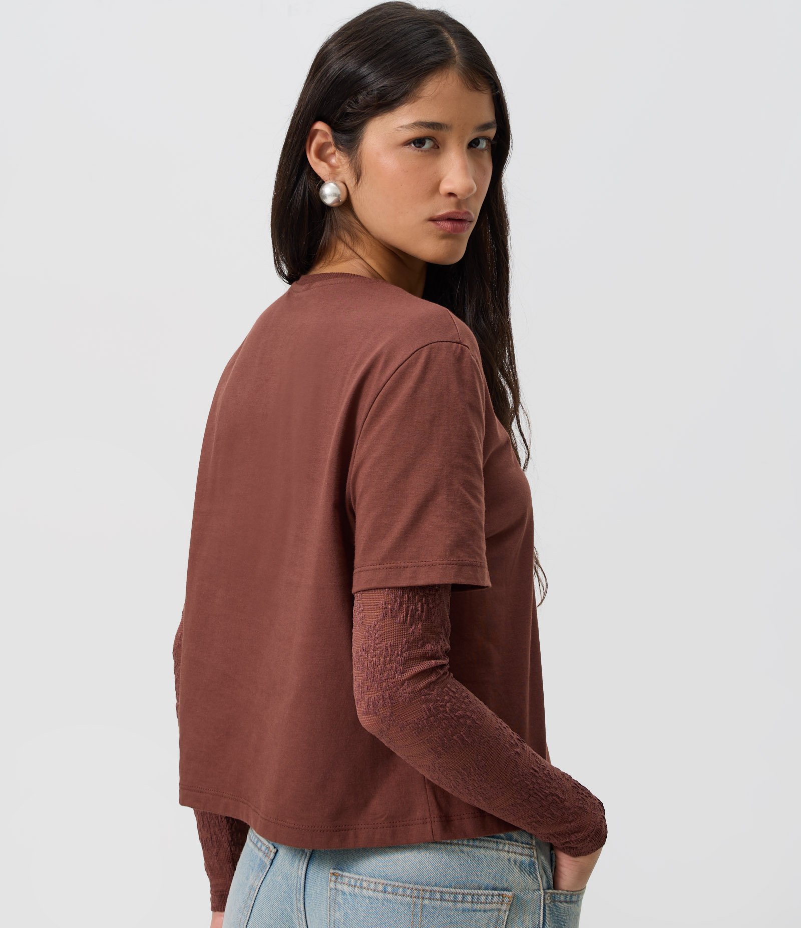 Camiseta Sobreposta com Mangas em Renda Marrom 3