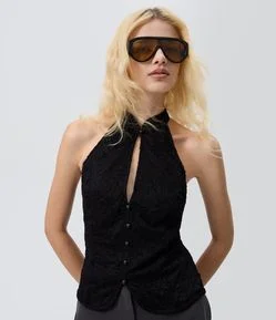 Blusa em Renda com Gola Alta Halter e Recorte Vazado
