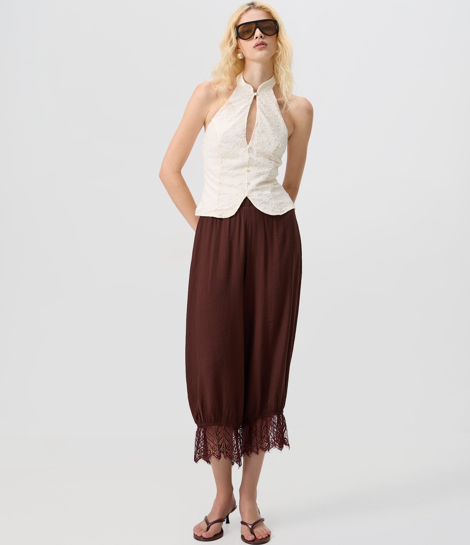 Blusa em Renda com Gola Alta Halter e Recorte Vazado Branco 2