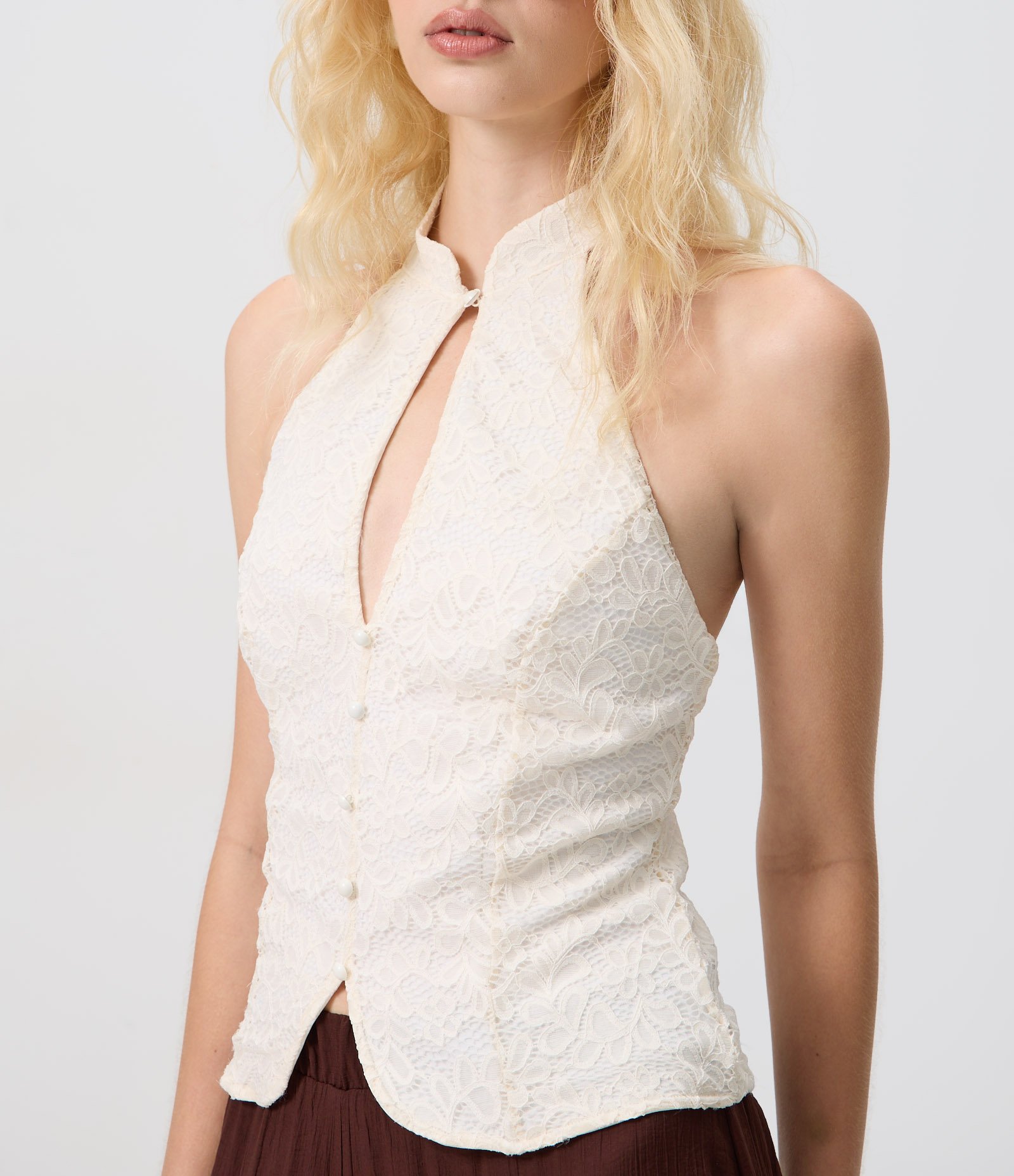 Blusa em Renda com Gola Alta Halter e Recorte Vazado Branco 3