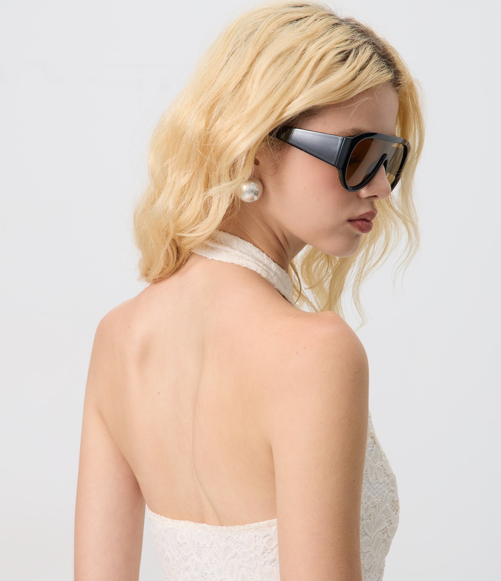 Blusa em Renda com Gola Alta Halter e Recorte Vazado Branco 4