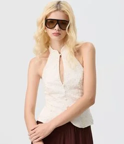 Blusa em Renda com Gola Alta Halter e Recorte Vazado