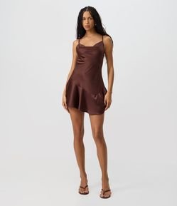 Vestido Curto Acetinado com Decote Degagê e Saia Assimétrica