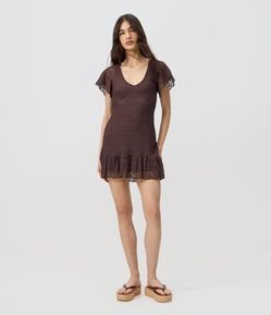 Vestido Curto em Renda Vazada com Decote nas Costas