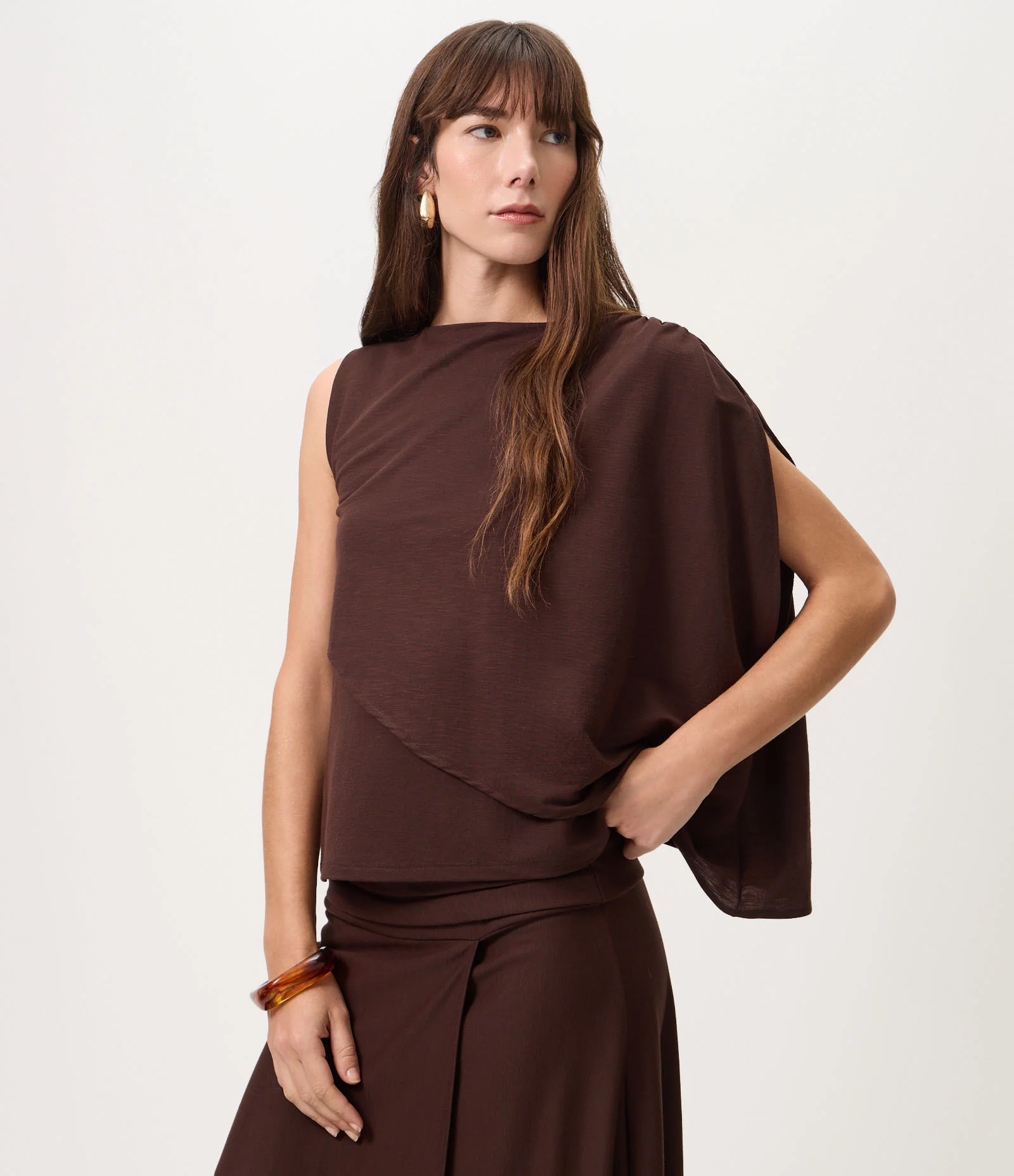 Blusa em Malha Piquet com Sobreposição Assimétrica Marrom 1