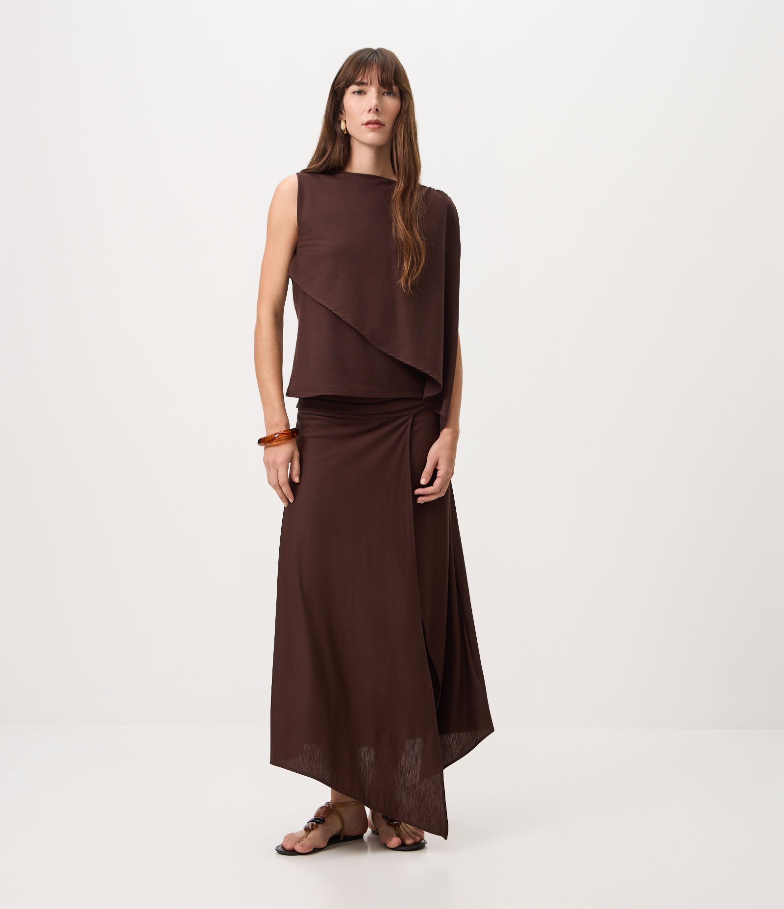 Blusa em Malha Piquet com Sobreposição Assimétrica Marrom 2