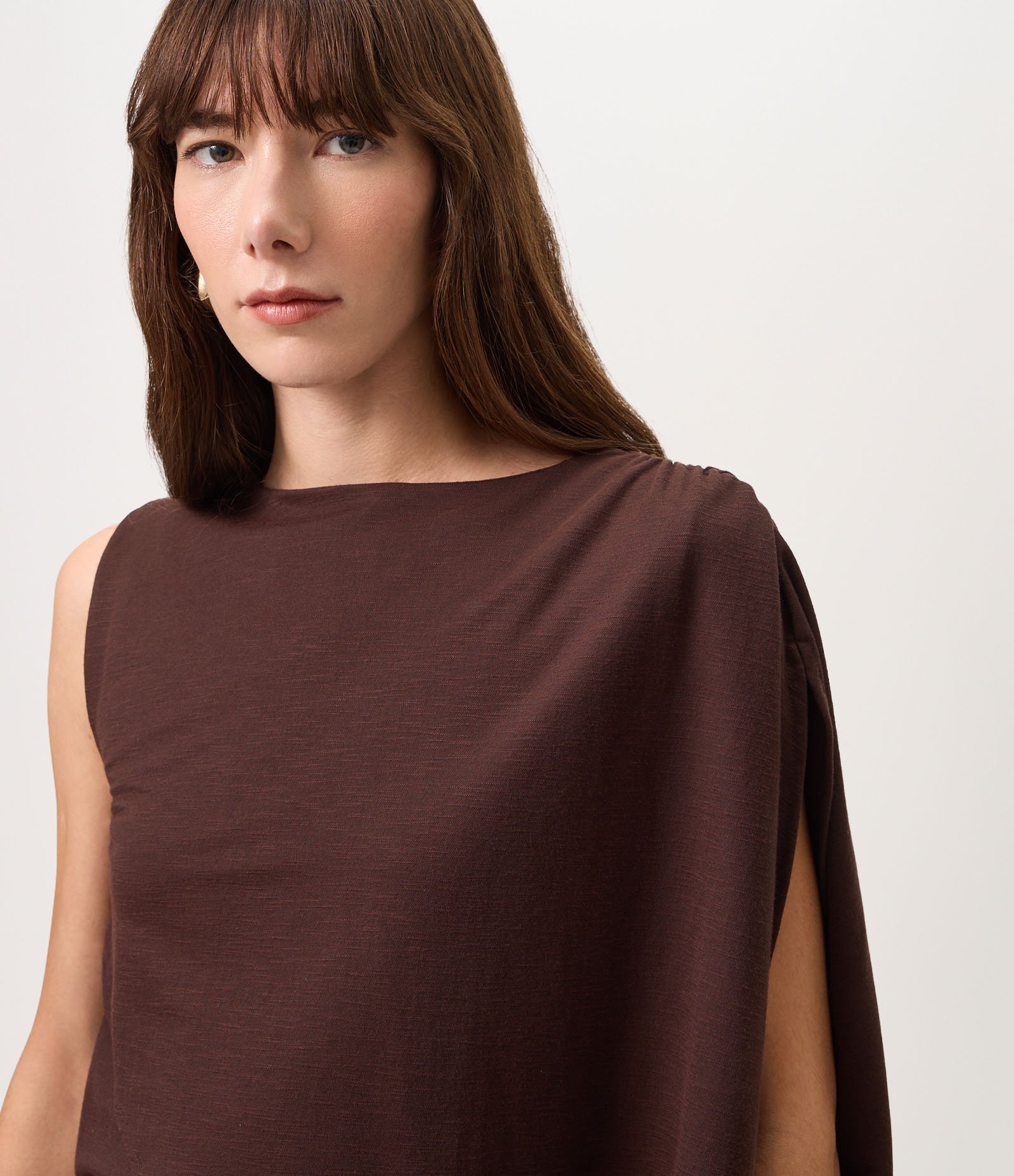 Blusa em Malha Piquet com Sobreposição Assimétrica Marrom 3