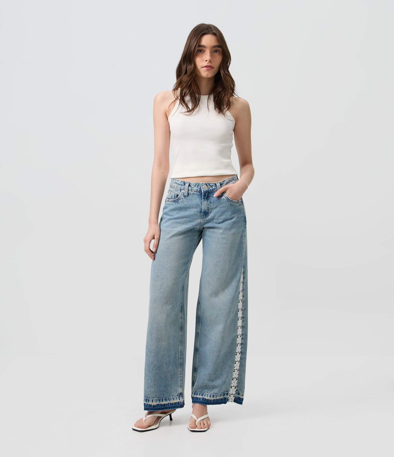 Calça Wide em Jeans com Cintura Baixa e Renda Lateral Azul 1