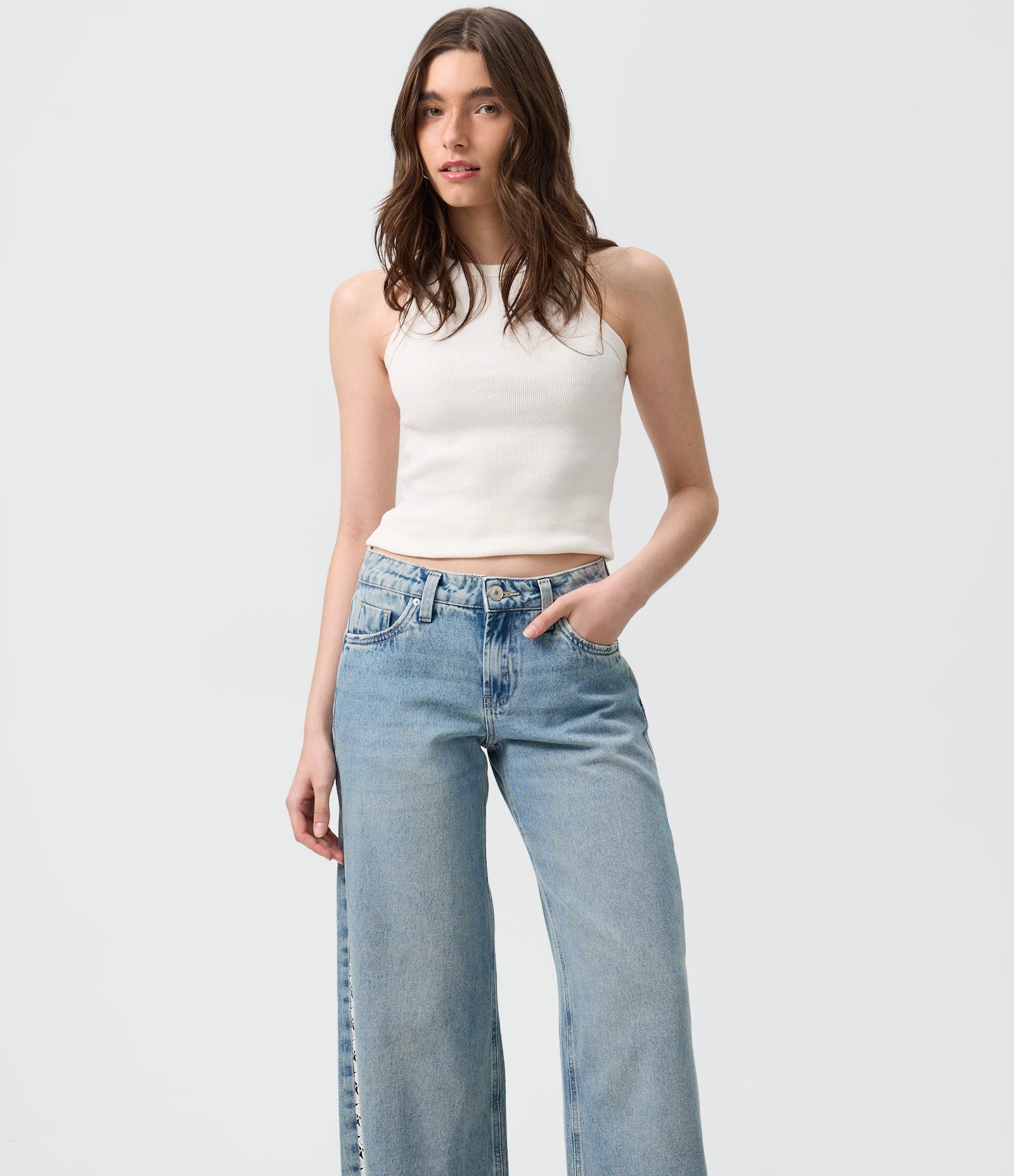 Calça Wide em Jeans com Cintura Baixa e Renda Lateral Azul 2