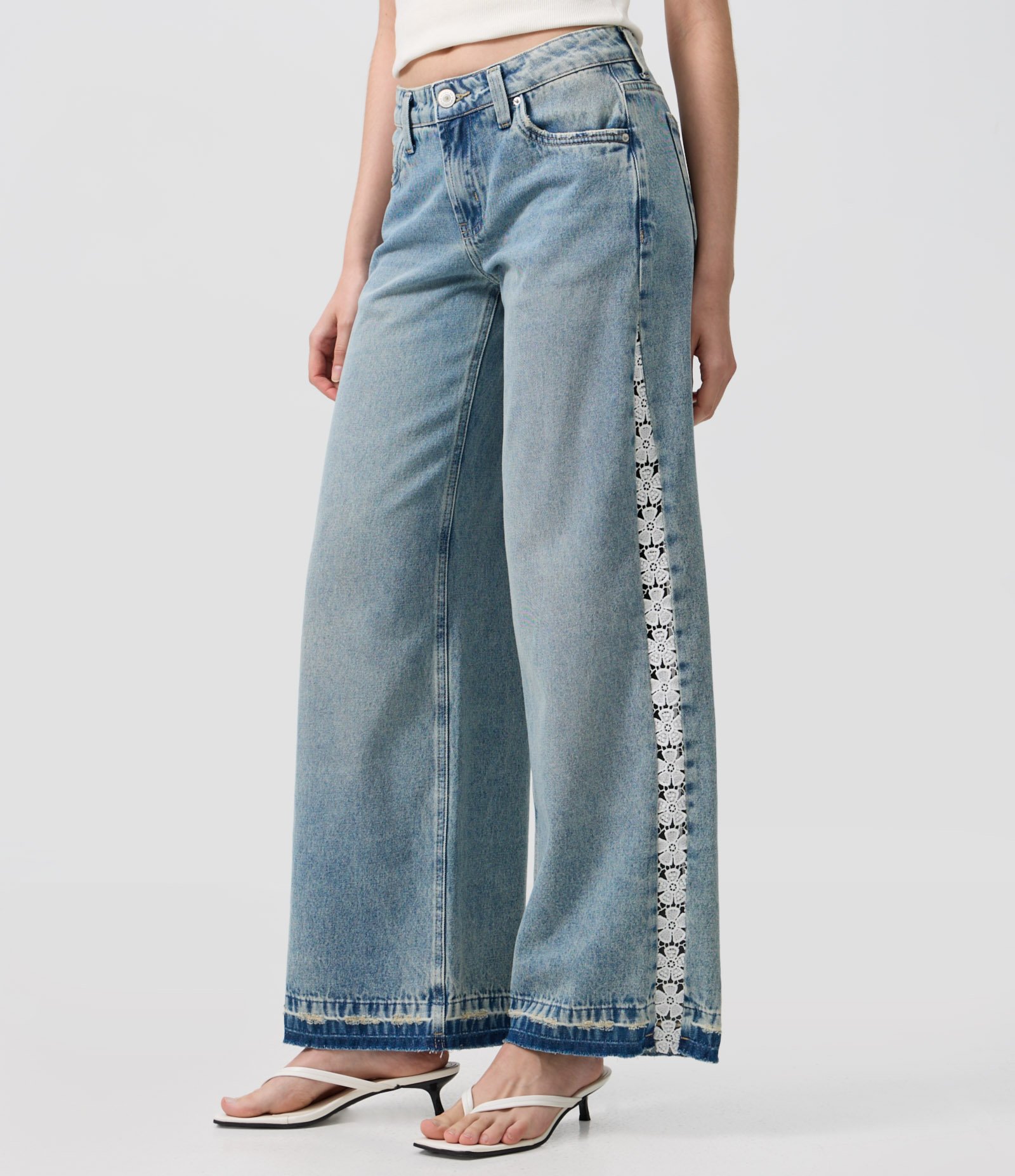 Calça Wide em Jeans com Cintura Baixa e Renda Lateral Azul 3