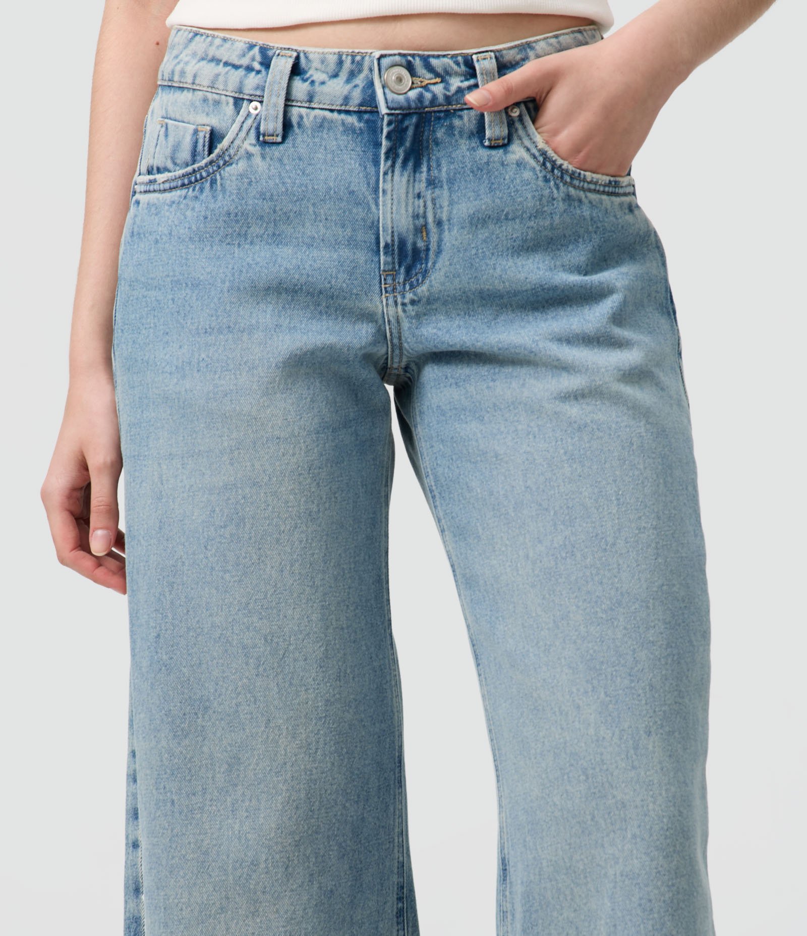 Calça Wide em Jeans com Cintura Baixa e Renda Lateral Azul 4