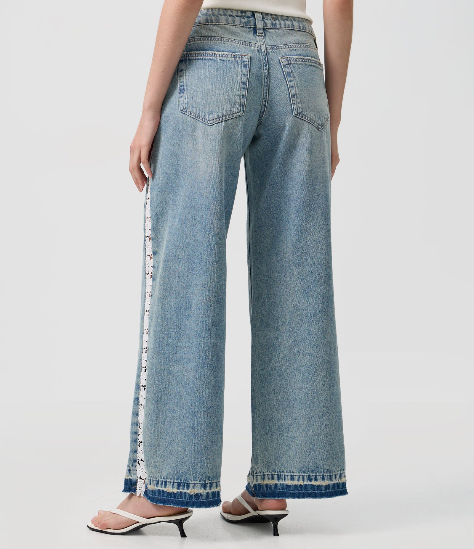 Calça Wide em Jeans com Cintura Baixa e Renda Lateral Azul 5