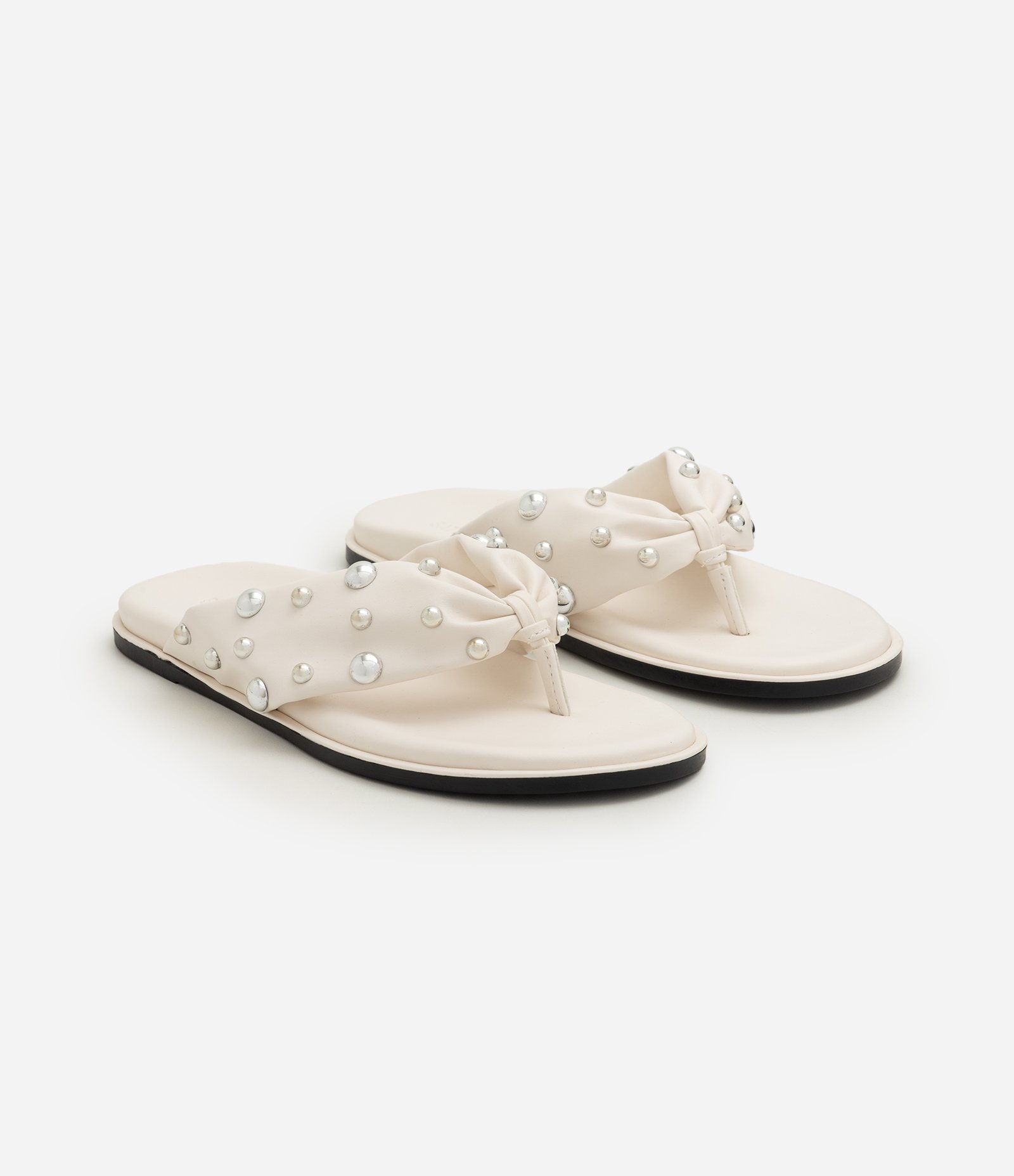 Rasteira de Dedo em PU com Tachas Decorativas Off White 7