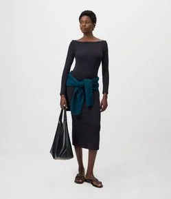Vestido Midi em Ribana com Decote Canoa e Fenda Traseira