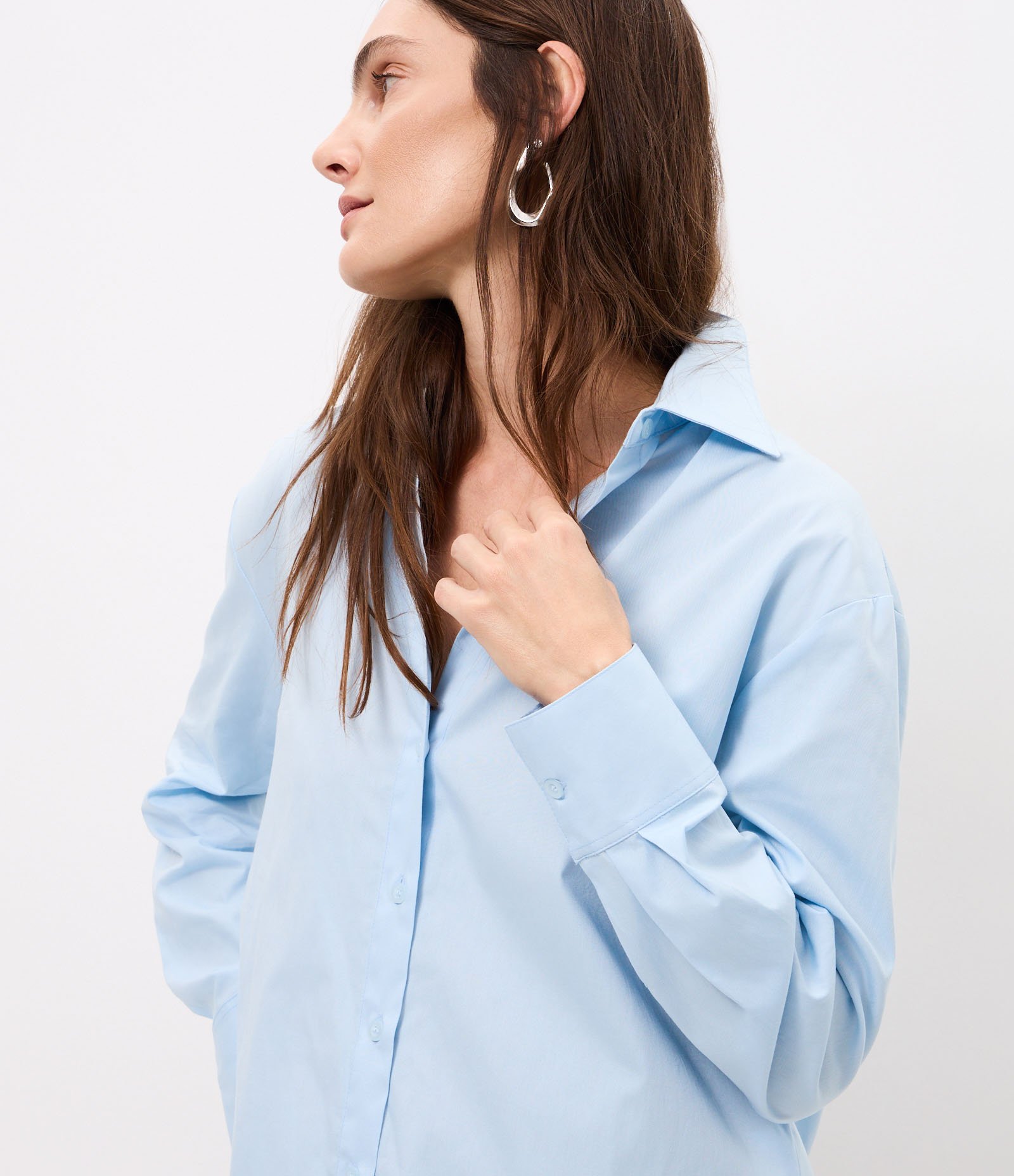 Camisa Comfort em Tricoline com Prega nas Costas Azul 4