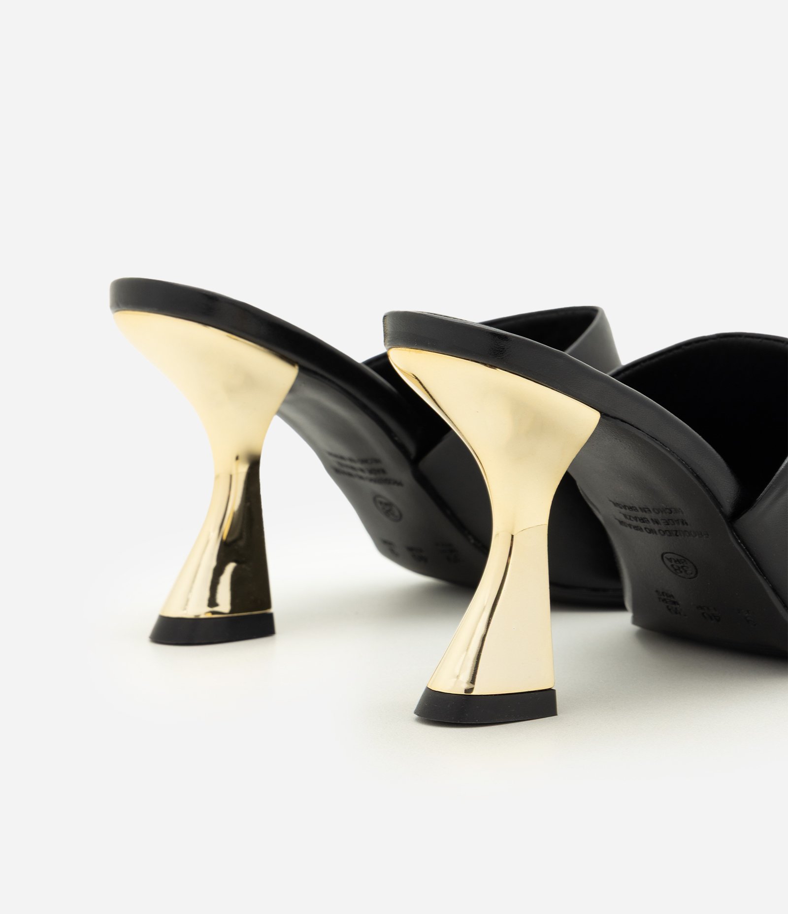 Sandália Mule em PU com Salto Escultural Metalizado Preto 4