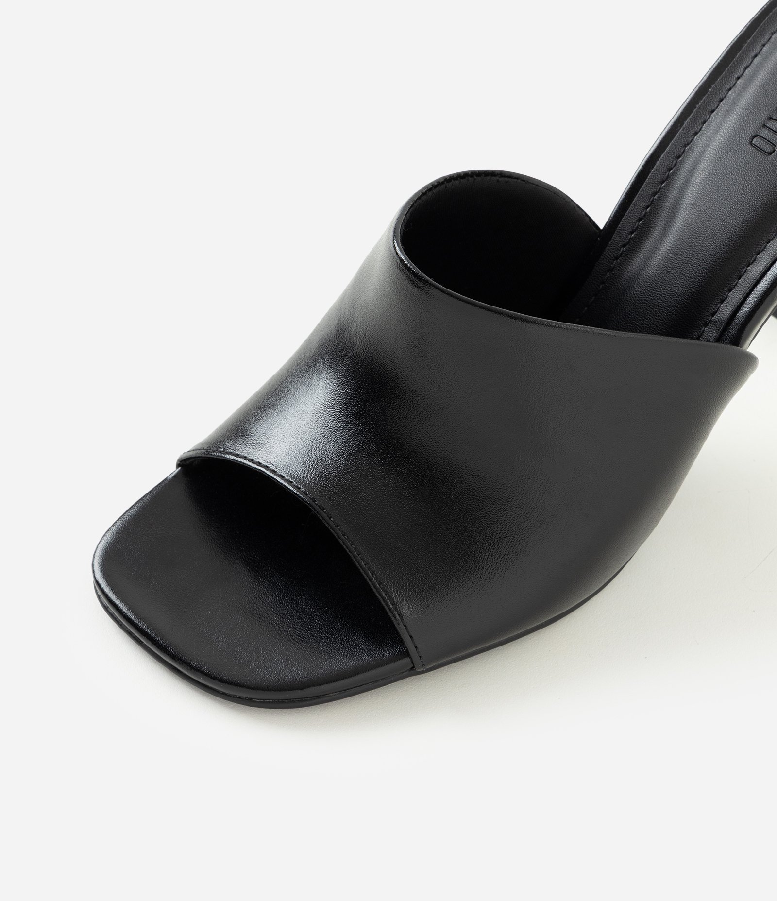 Sandália Mule em PU com Salto Escultural Metalizado Preto 5