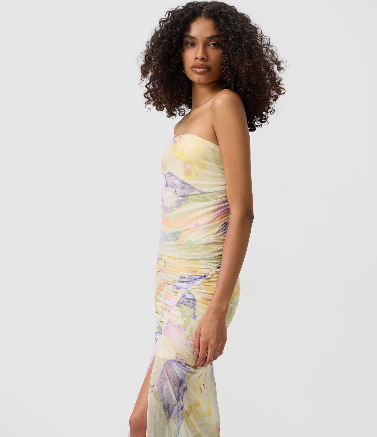 Vestido Midi em Tule com Estampa Araras Abstrata e Efeito Drapeado Amarelo 2