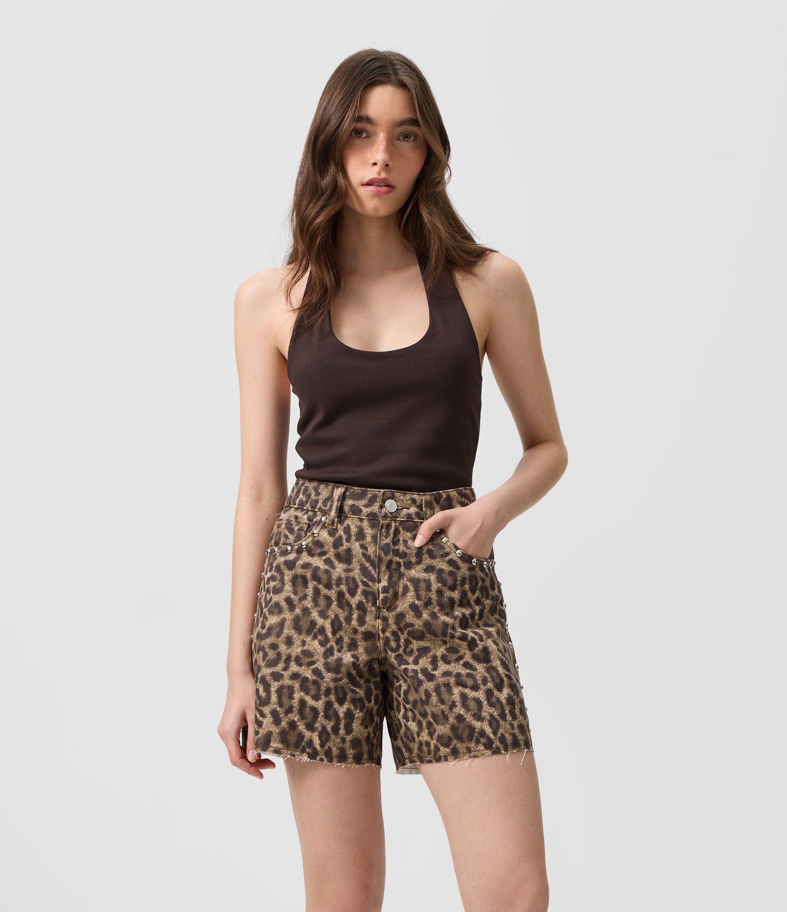 Short Relaxed em Sarja com Estampa Animal Print e Tachas Oncinha 1