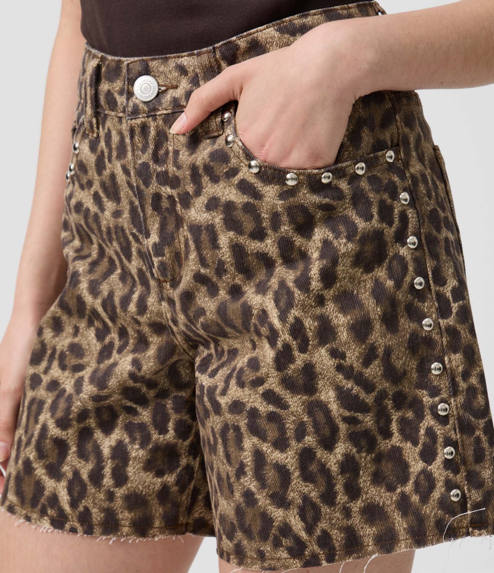 Short Relaxed em Sarja com Estampa Animal Print e Tachas Oncinha 4