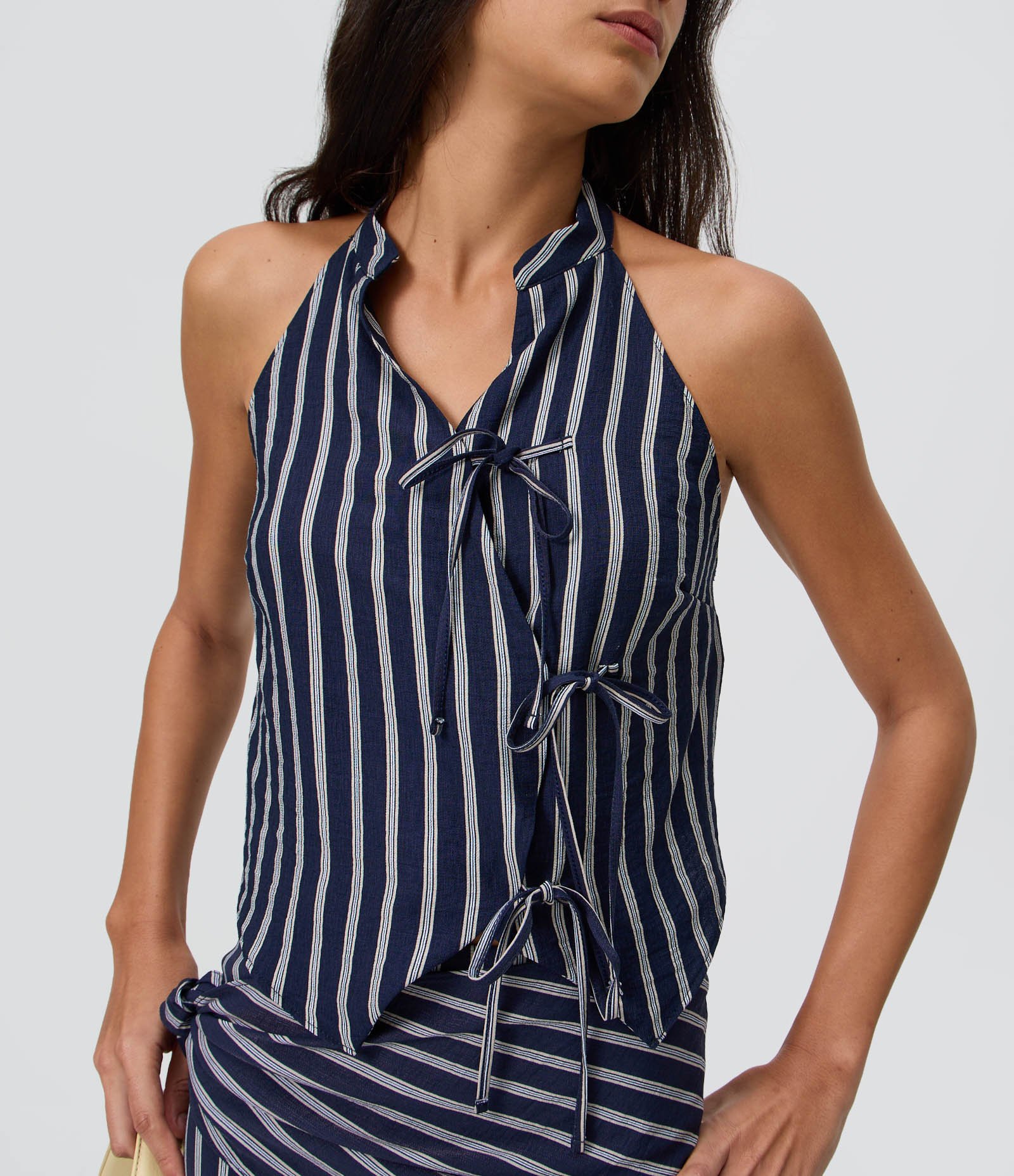 Blusa Frente Única em Tricoline Listrado com Laços Frontais Preto 3