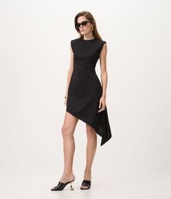 Vestido com Barra Assimétrica
