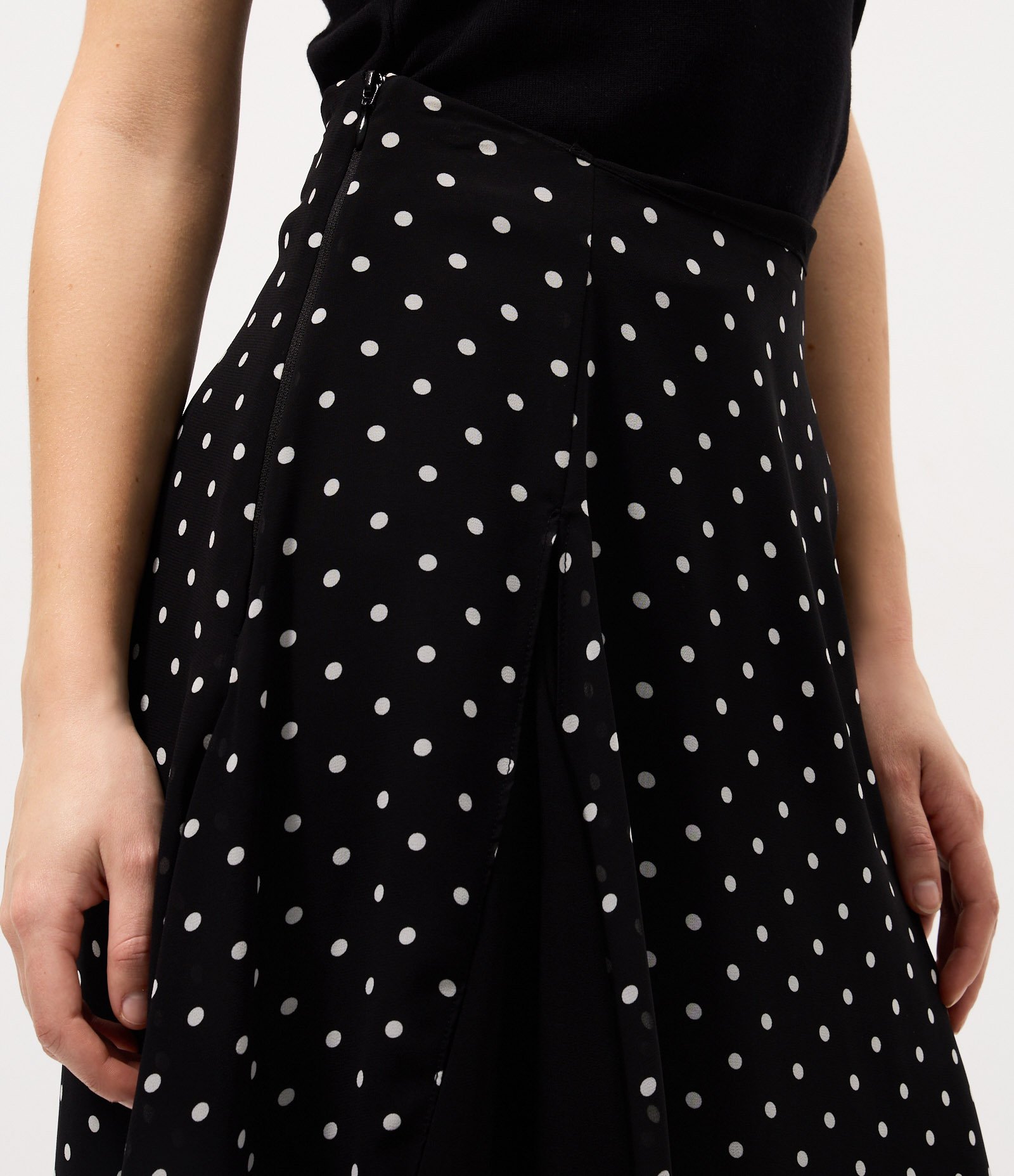 Saia em Chiffon com Estampa Poá e Barra Assimétrica Preto 3