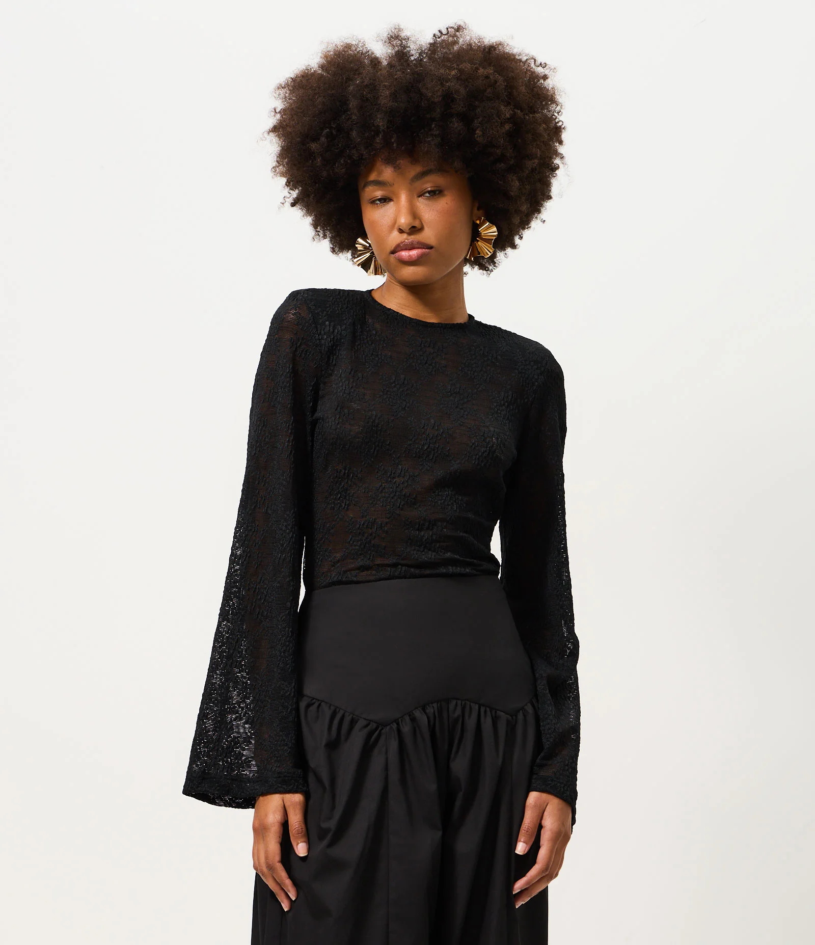 Blusa em Renda Floral com Transparência e Manga Flare Preto 2