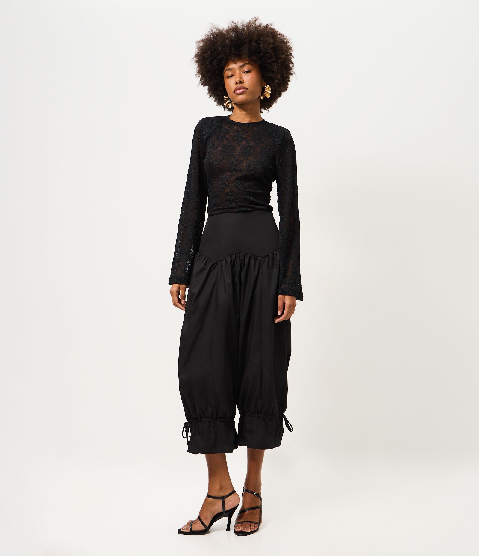 Blusa em Renda Floral com Transparência e Manga Flare Preto 3