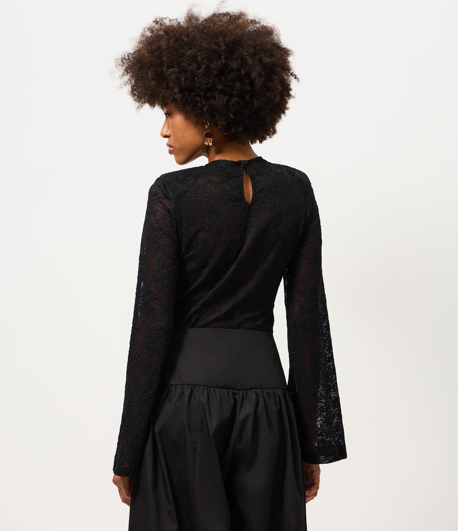 Blusa em Renda Floral com Transparência e Manga Flare Preto 5
