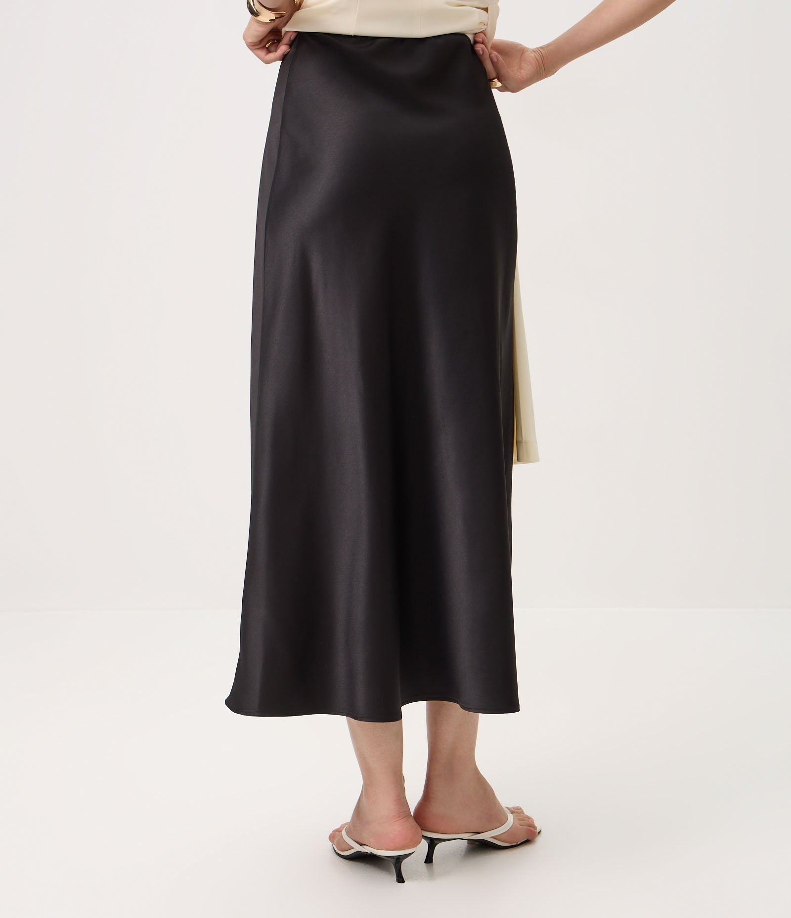 Saia Midi Slip Acetinada Preto 5