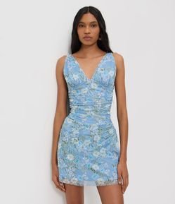 Vestido em Tule com Decote V e Drapeado Lateral