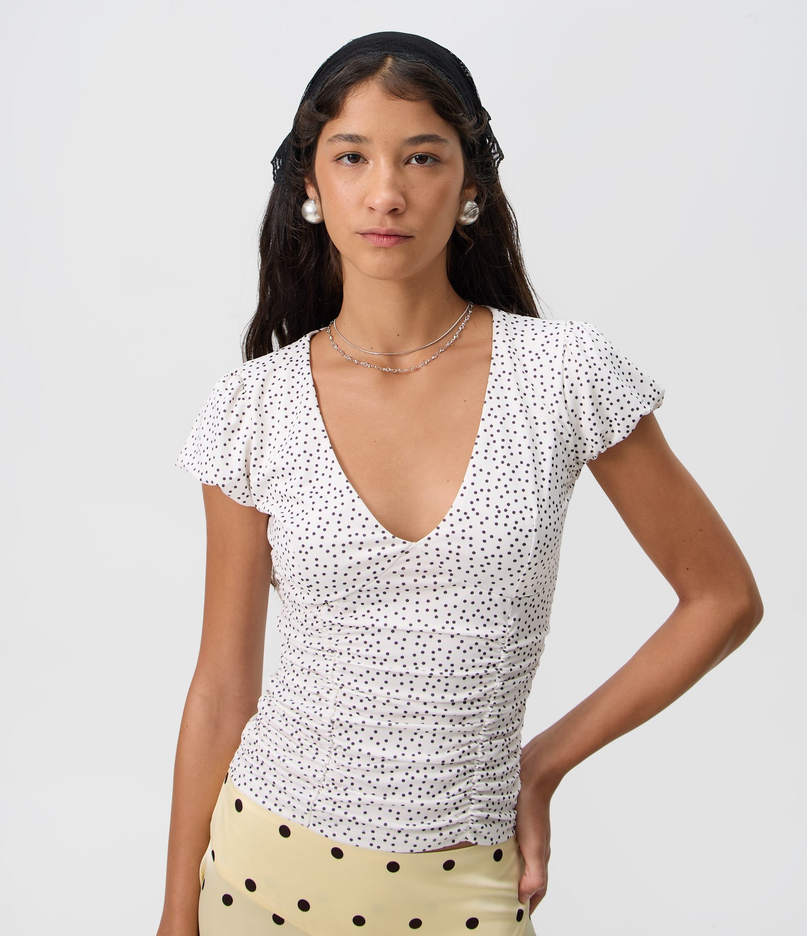 Blusa com Drapeado Frontal e Estampa Poá Branco 1