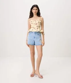 Short Evasê em Jeans com Bordado Floral