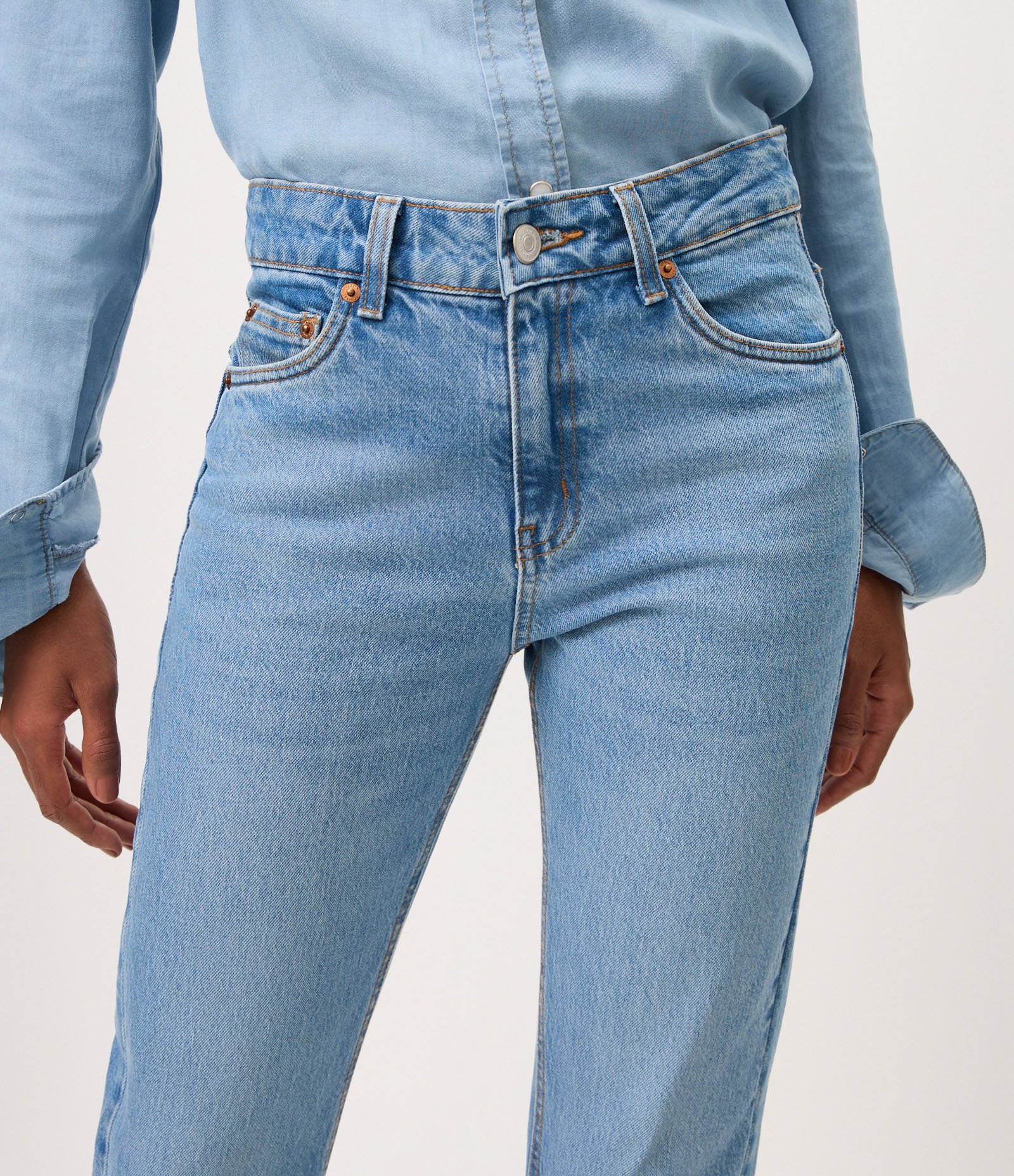 Calça Reta em Jeans Premium com Cintura Média Azul Claro 4
